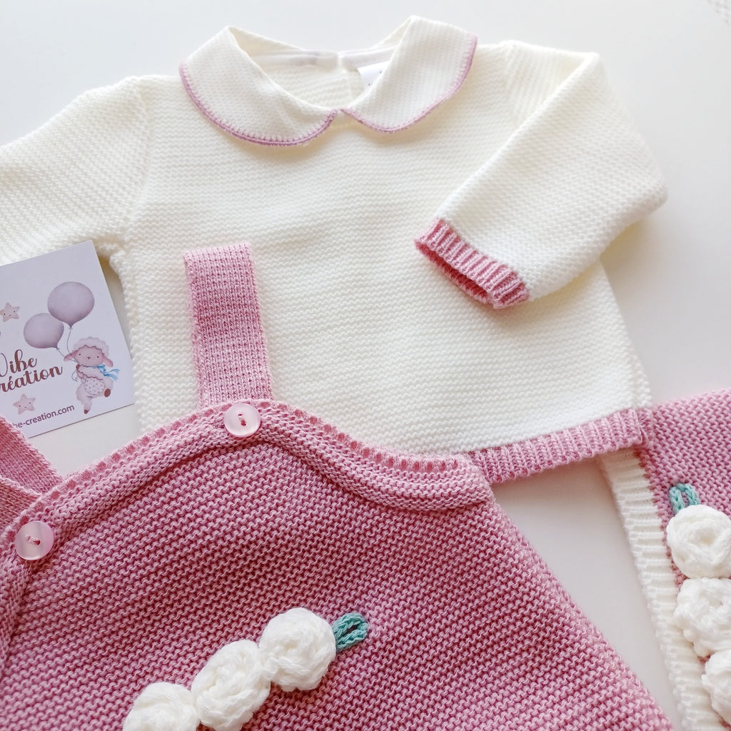 Ensemble salopette manches longues, pull et bonnet en maille pour bébé. Sarah Vieux Rose