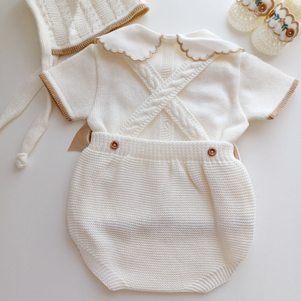 Ensemble Personnalisable salopette courte, pull et bonnet en maille pour bébé. Rose Ivoire-Camel