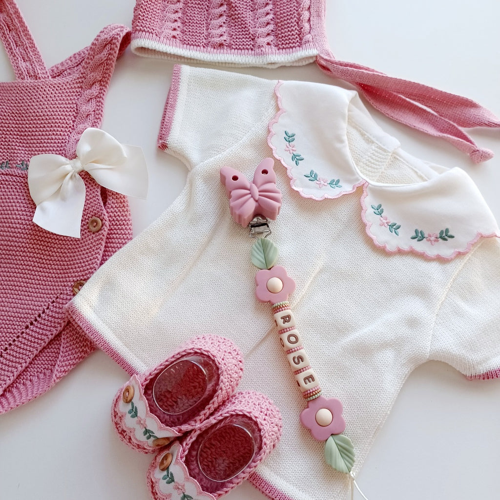 Ensemble Personnalisable salopette courte, pull et bonnet en maille pour bébé. Rose Vieux Rose-Ivoire
