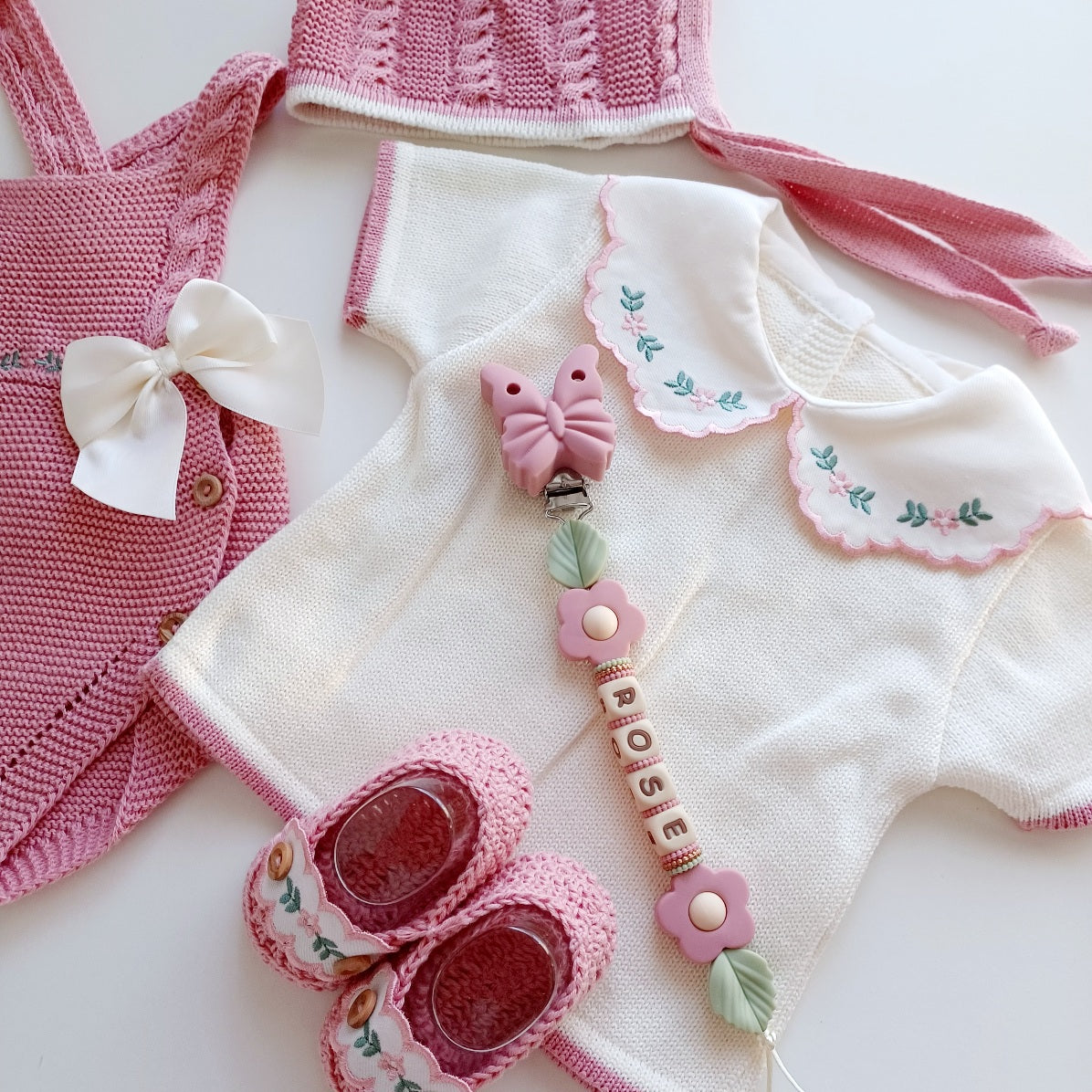 Ensemble Personnalisable salopette courte, pull et bonnet en maille pour bébé. Rose Vieux Rose-Ivoire