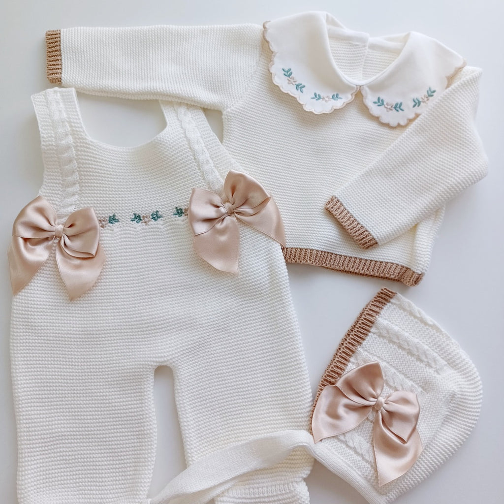 Ensemble Personnalisable salopette longue, pull et bonnet en maille pour bébé. Rose Ivoire-Camel