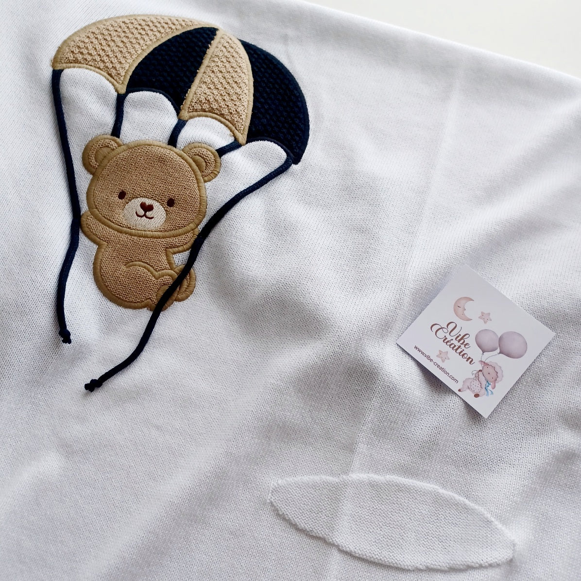 Couverture bébé tricot coton, personnalisable. Modèle Ryan, Blanc-bleu marine