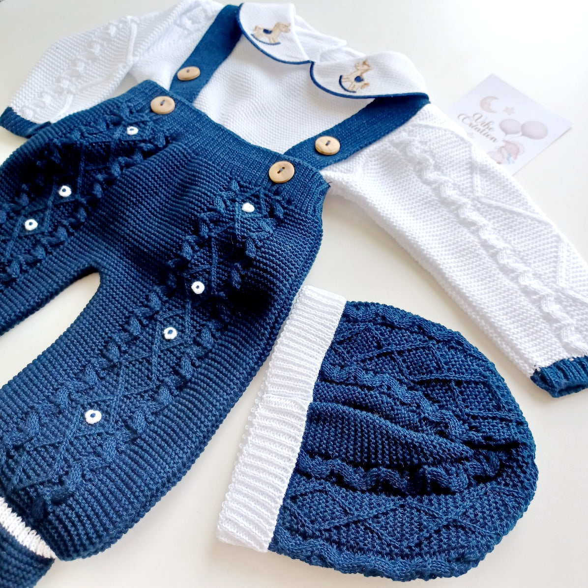 Ensemble Personnalisable salopette longue, pull et bonnet en maille pour bébé. Noah, Cheval bleu marine
