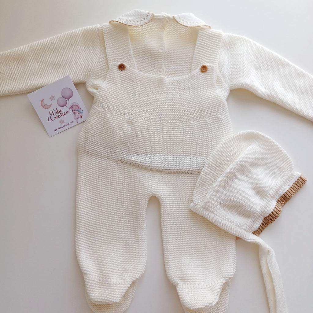 Ensemble Personnalisable salopette longue, pull et bonnet en maille pour bébé. Modèle Romy,  Ivoire- Camel