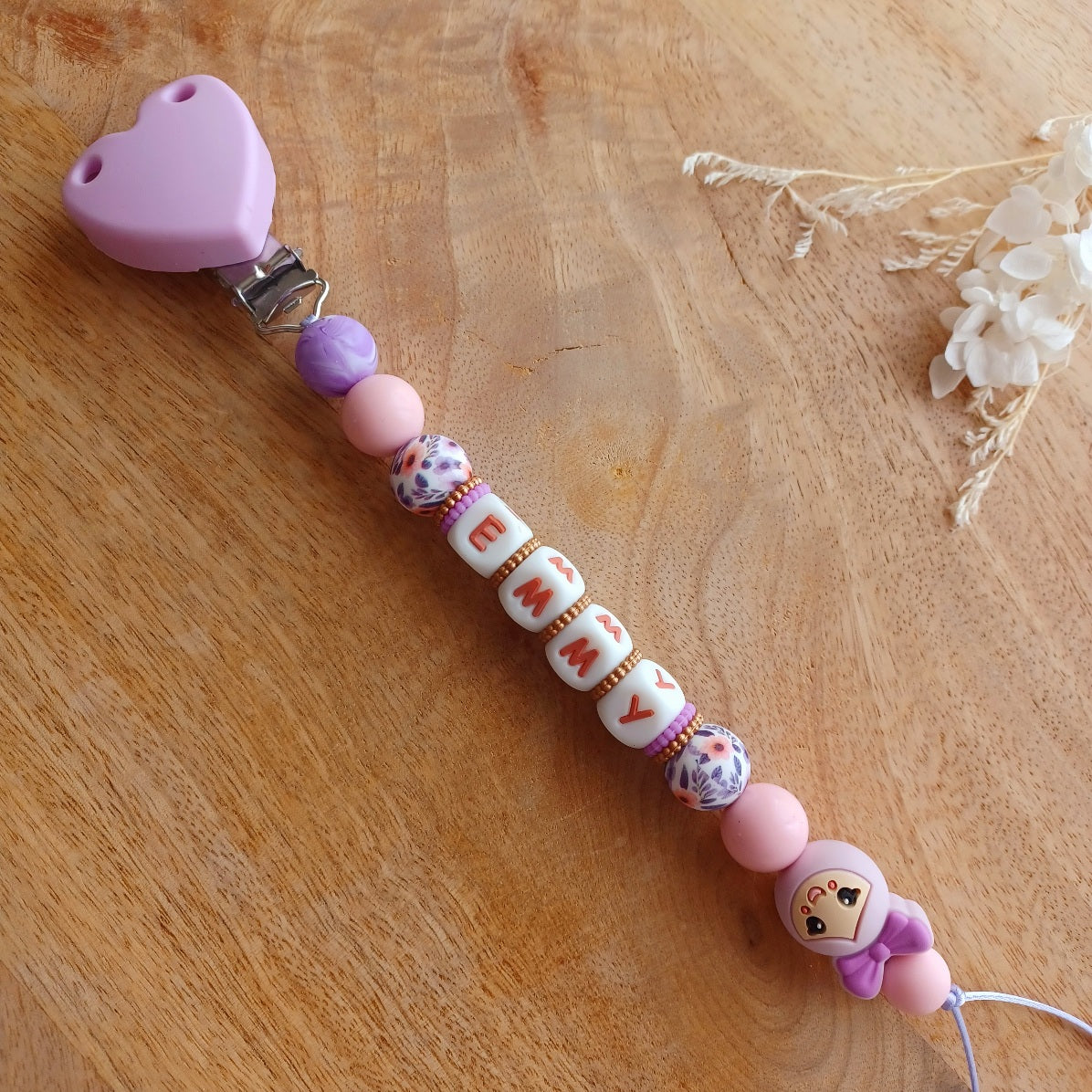 Attache Tétine Personnalisé Fille avec Prénom – Silicone Alimentaire Sans BPA – Motif Floral Rose & Violet – Cadeau Naissance Bébé. Emmy
