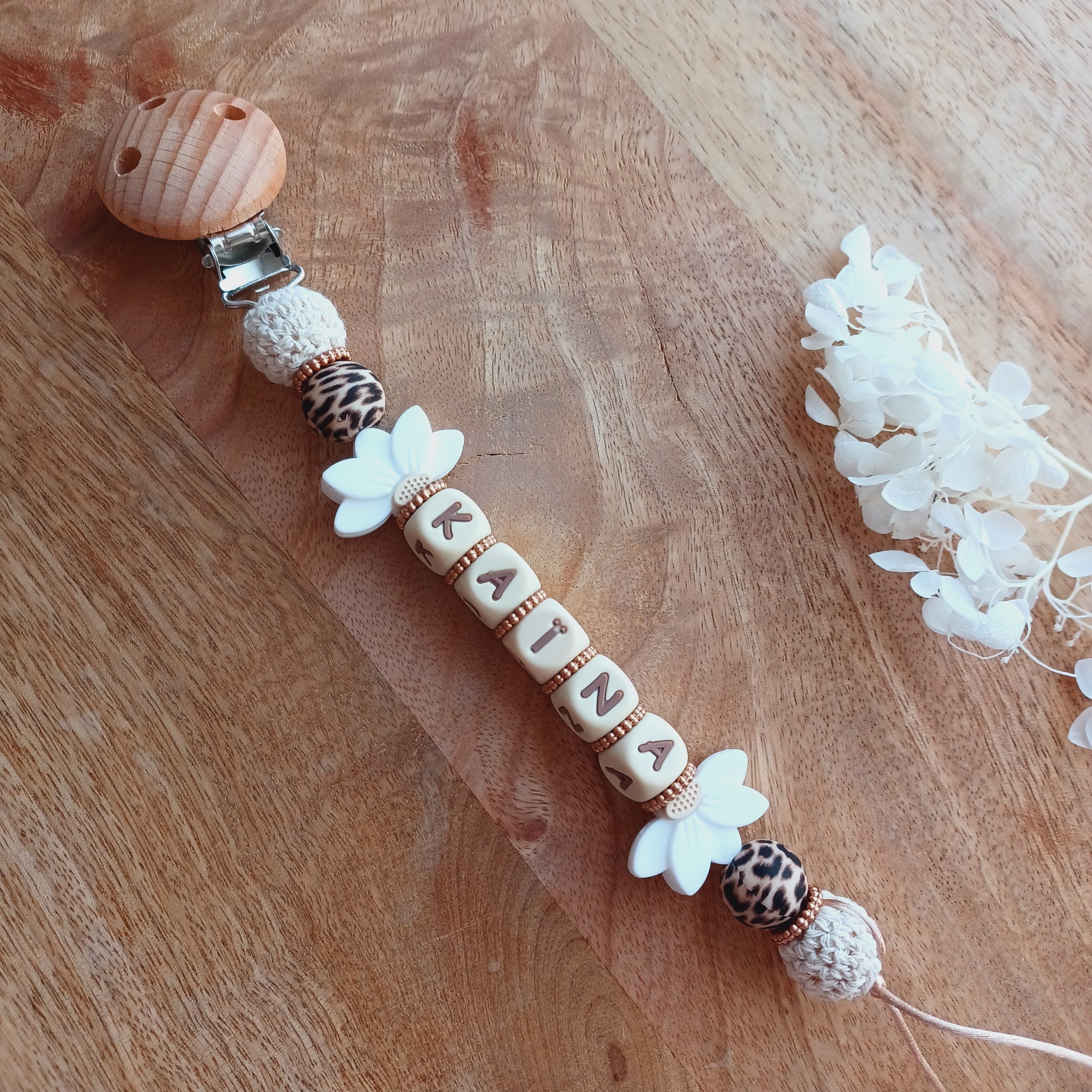 Attache tétine silicone, beige, fleur lotus, léopart, perles tricot. Leora