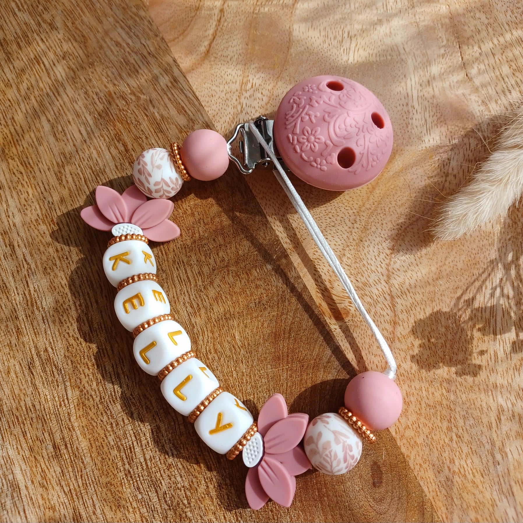 Attache tétine en silicone personnalisable, superbe idée cadeau pour nouveaux né, jeunes parents.
