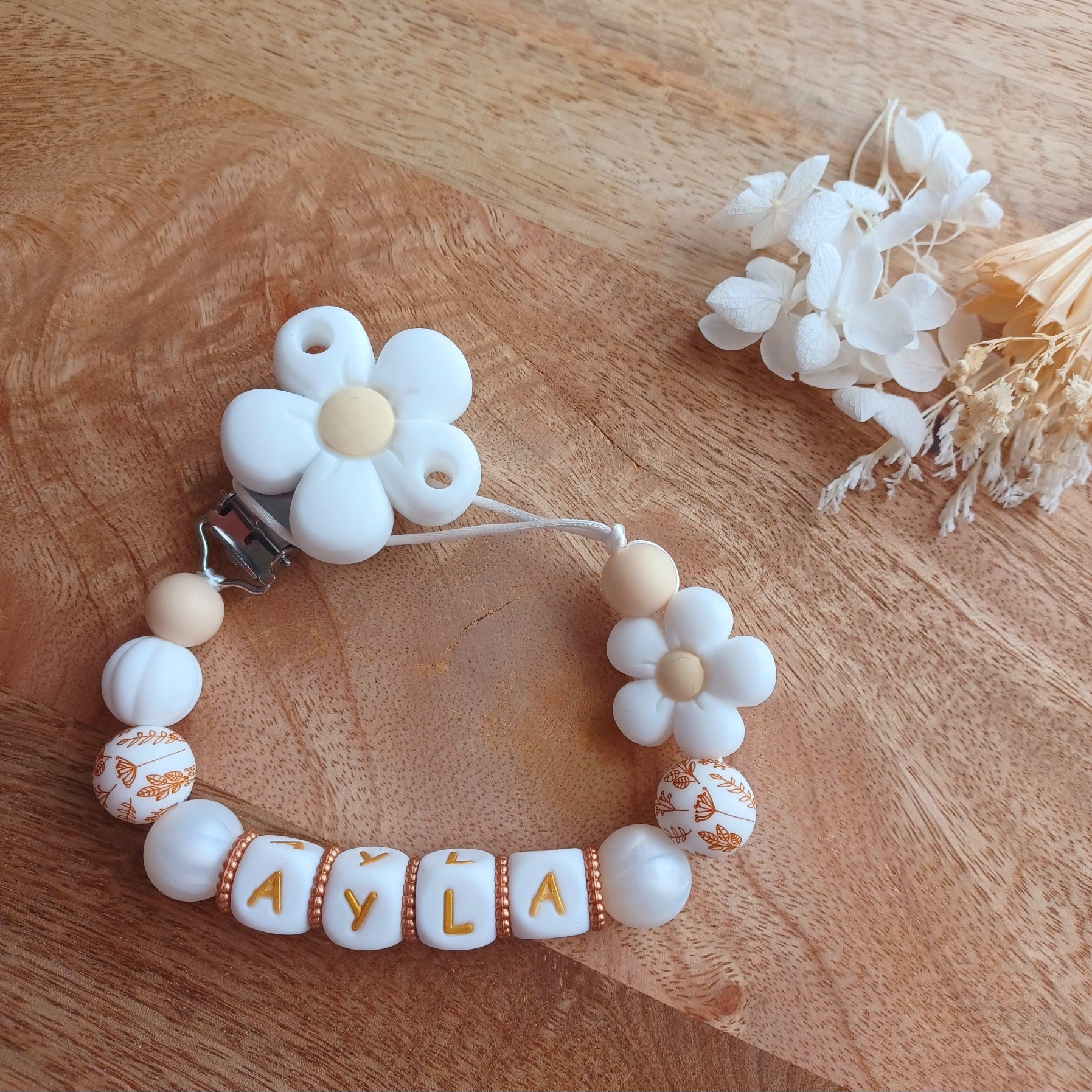 Attache tétine silicone, Fleur blanc, crème. Ayla