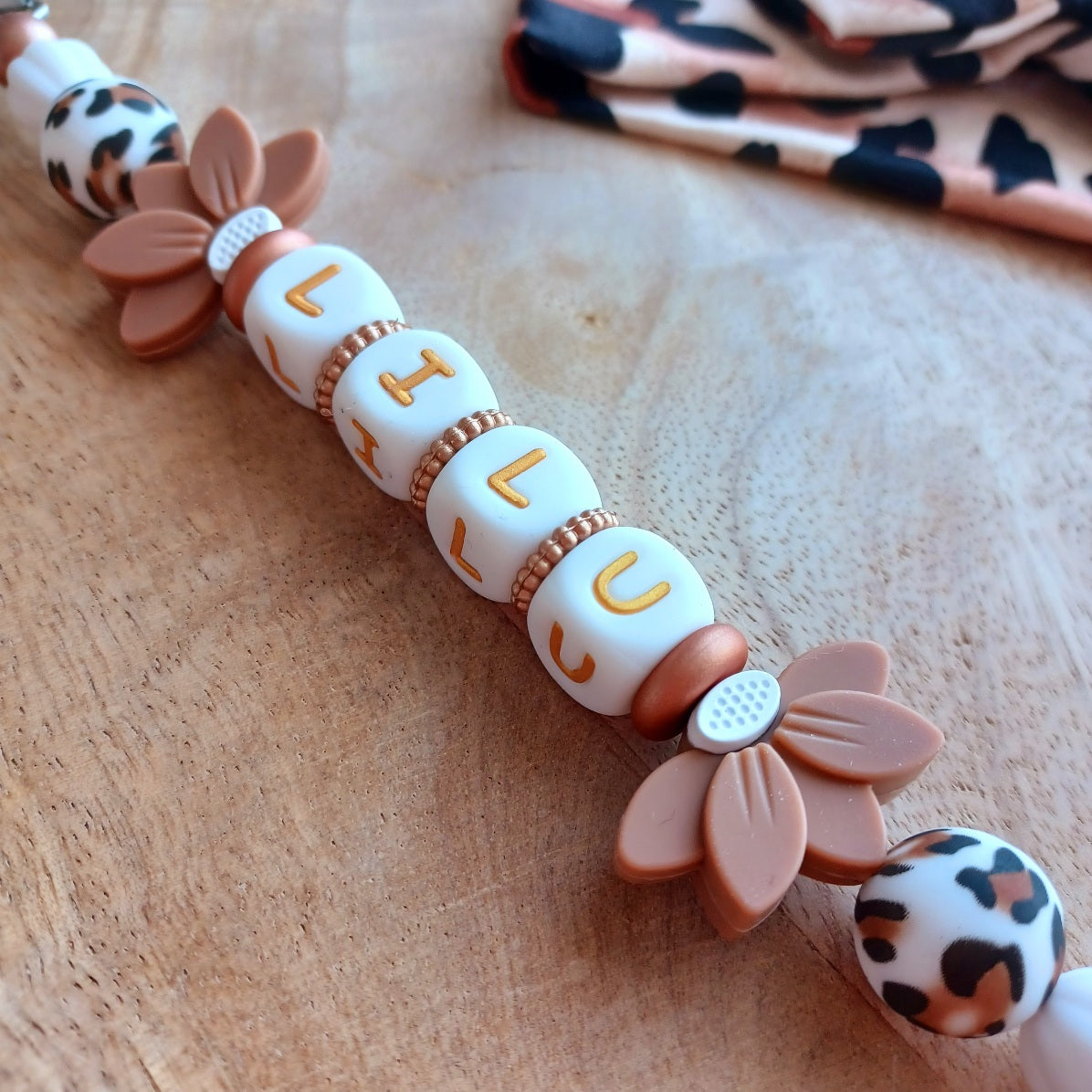 Attache tétine silicone personnalisable, perles imprimées léopard, cadeau naissance. Lilu
