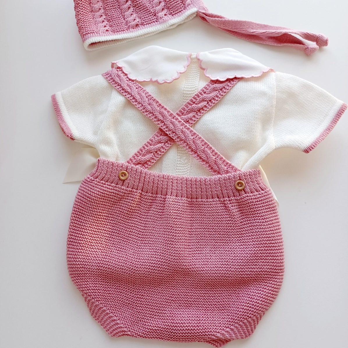 Ensemble Personnalisable salopette courte, pull et bonnet en maille pour bébé. Rose Vieux Rose-Ivoire