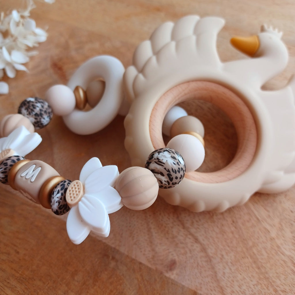 Attache Tétine Personnalisée Bébé – Fleur de Lotus et Perles Imprimés Félines | Cadeau Naissance. Mila