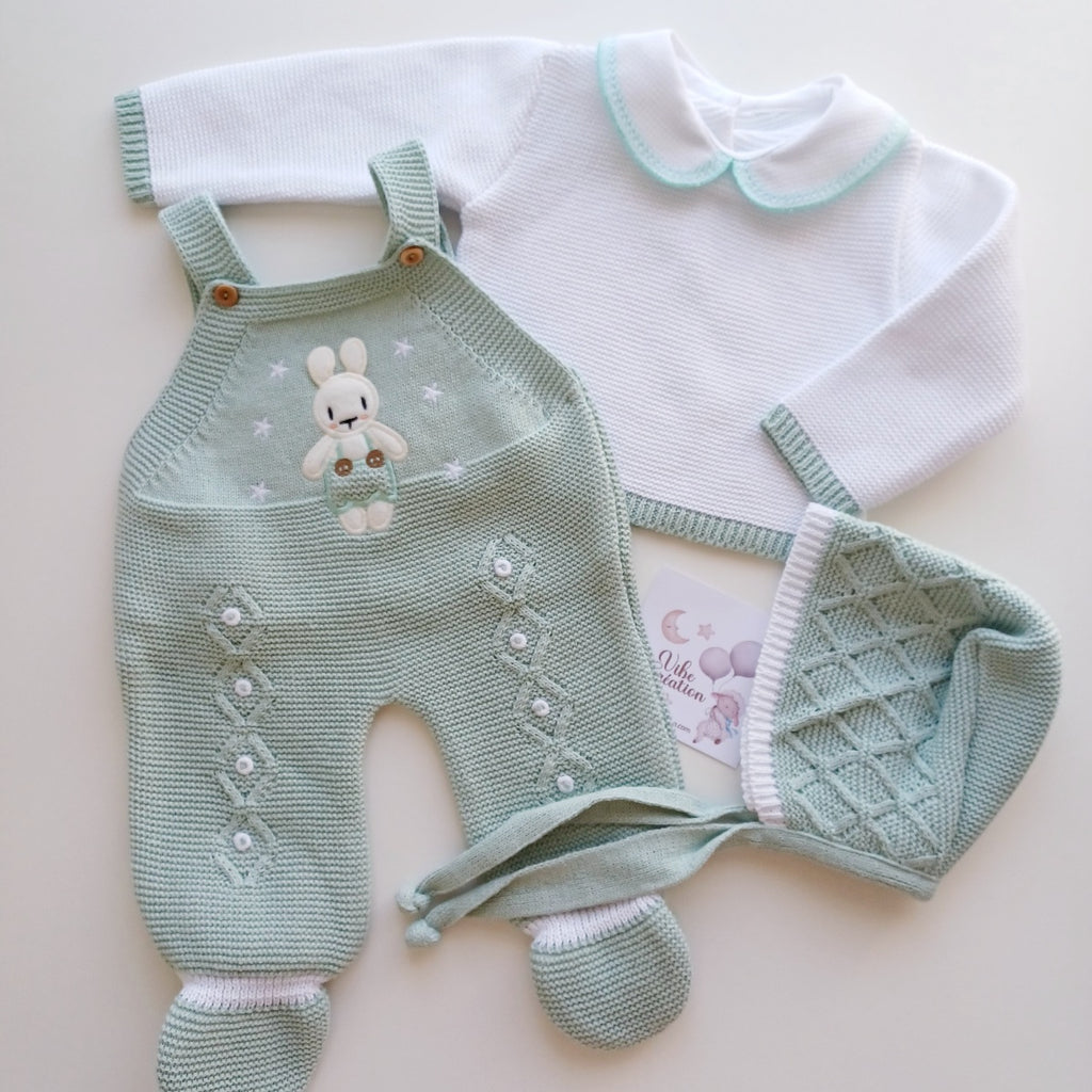 Ensemble Personnalisable salopette longue, pull et bonnet en maille pour bébé. Jules, Lapin Vert sage