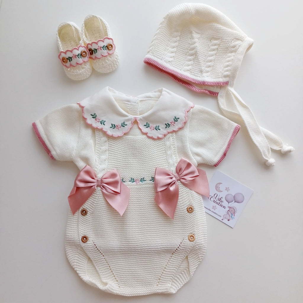 Ensemble Personnalisable salopette courte, pull et bonnet en maille pour bébé. Modèle Rose, Ivoire.
