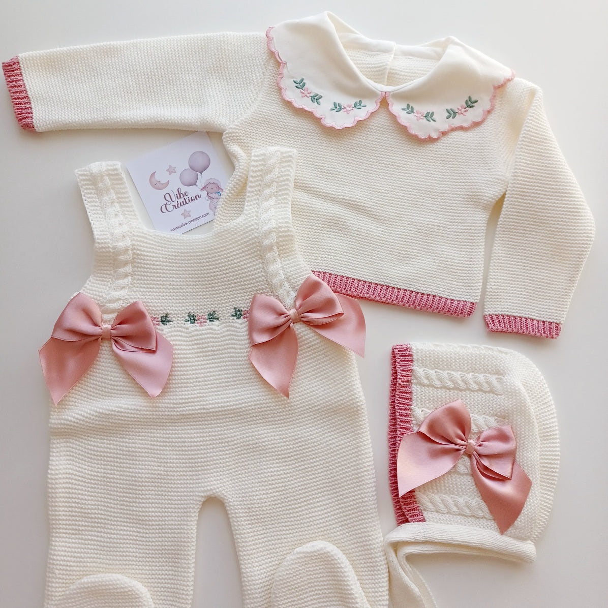 Ensemble Personnalisable salopette longue, pull et bonnet en maille pour bébé. Modèle Rose,  Ivoire- Rose poudré