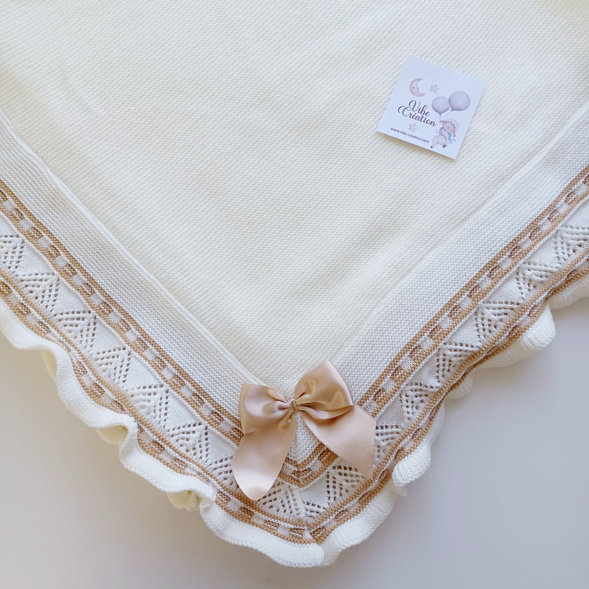 Couverture bébé tricot coton, personnalisable. Modèle Inès, Couleur Ivoire-Camel