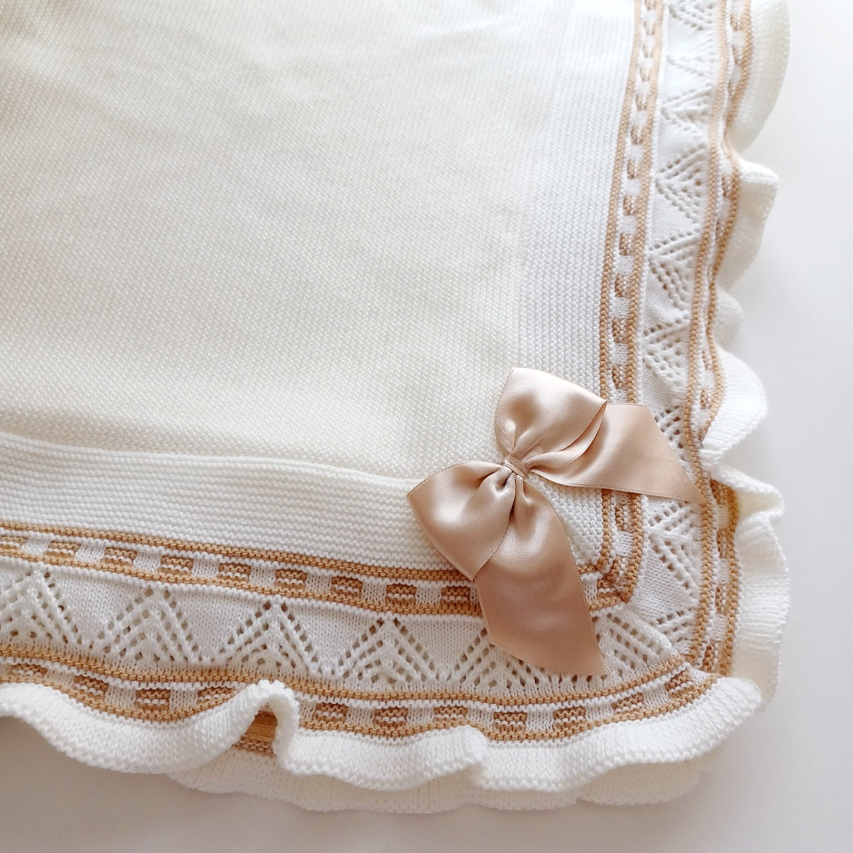 Couverture bébé tricot coton, personnalisable. Modèle Inès, Couleur Ivoire-Camel