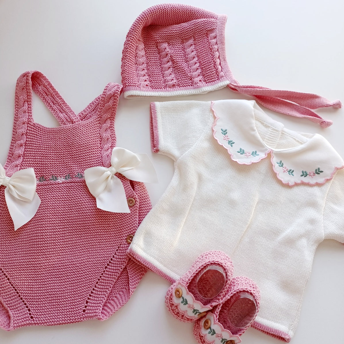 Ensemble Personnalisable salopette courte, pull et bonnet en maille pour bébé. Rose Vieux Rose-Ivoire