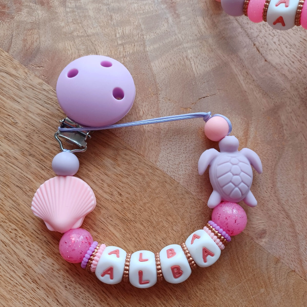 Attache Tétine & Anneau de Dentition en Silicone | Cadeau de Naissance. Coffret Bébé Personnalisé Coquillage Rose. Alba