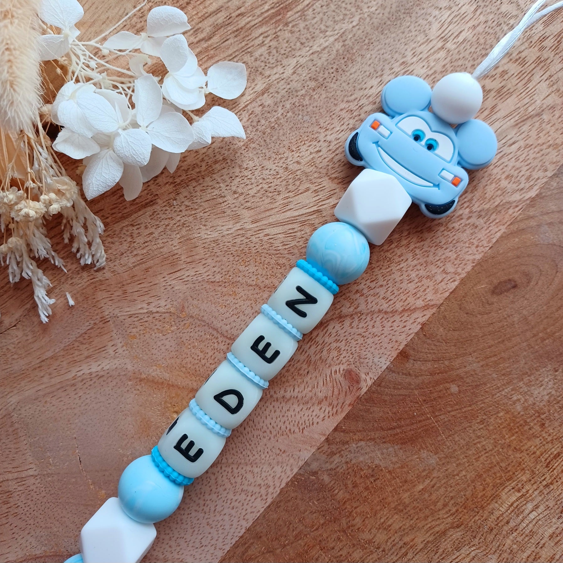 Attache tétine silicone, voiture, blanc, bleu ciel. Eden