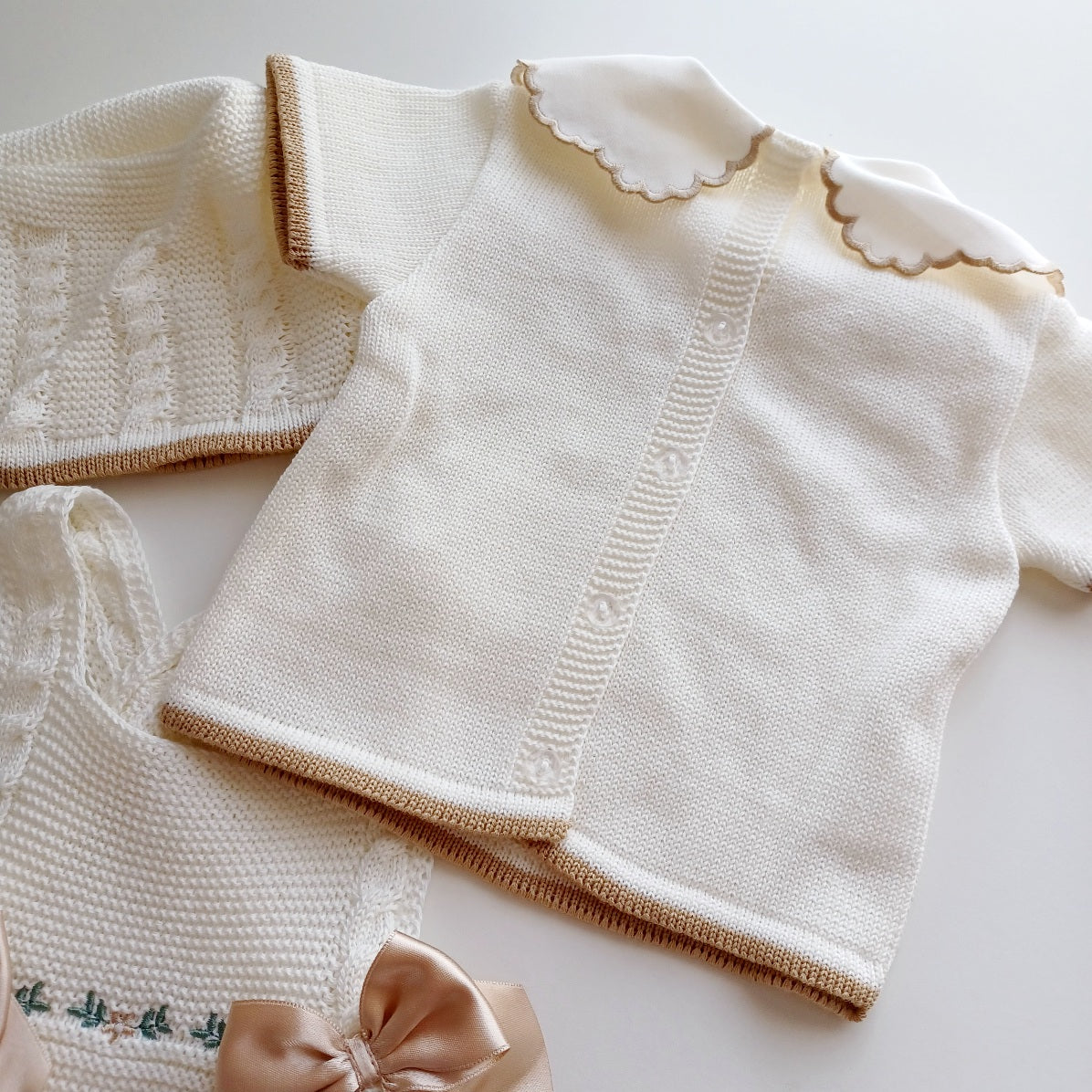 Ensemble Personnalisable salopette courte, pull et bonnet en maille pour bébé. Rose Ivoire-Camel