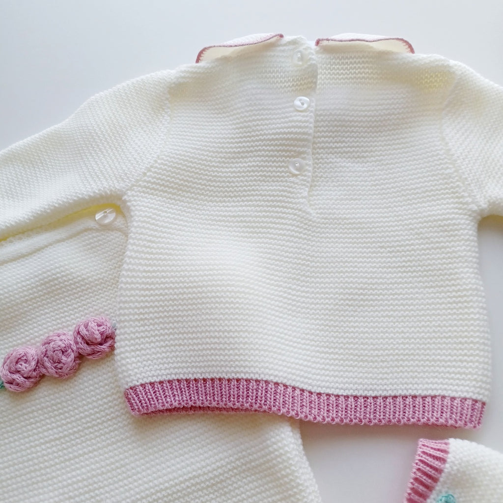 Ensemble Personnalisable salopette manches longues, pull et bonnet en maille pour bébé. Sarah Ivoire