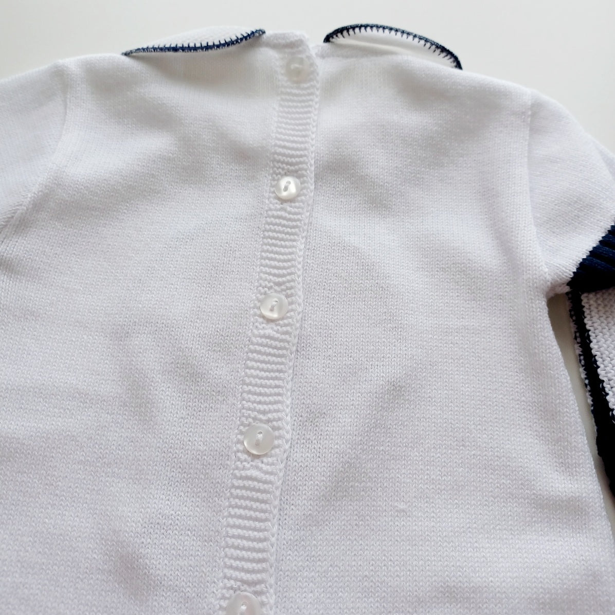 Ensemble Combinaison et bonnet en maille pour bébé. Ryan, bleu marine et blanc.