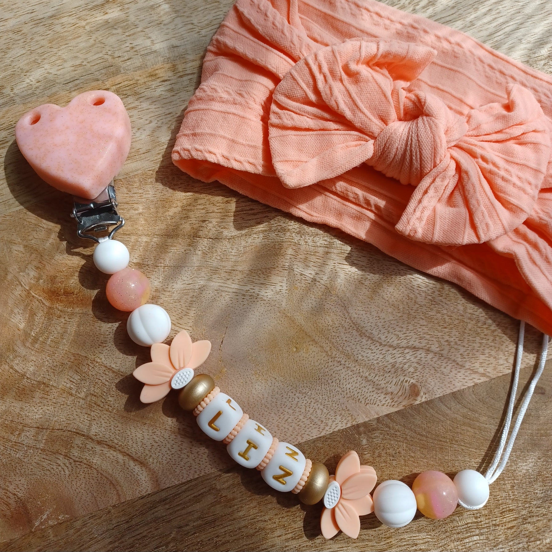 Attache tétine silicone, Fleur de Lotus, coeur abricot