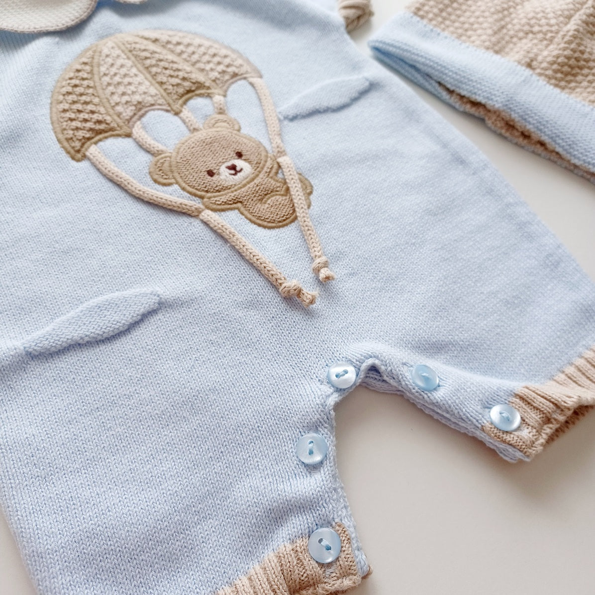 Ensemble Combinaison et bonnet en maille pour bébé. Ryan, bleu pastel et beige