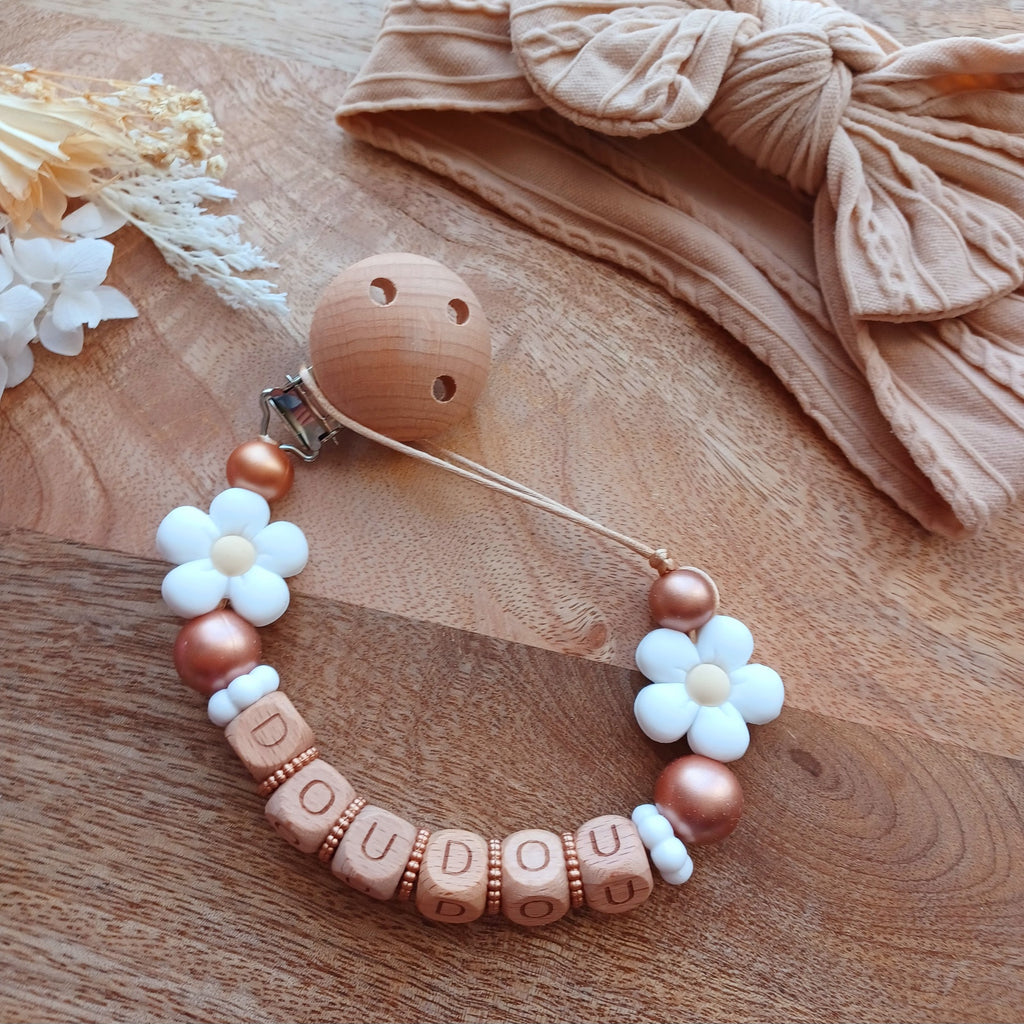 Attache tétine en silicone et bois personnalisable, superbe idée cadeau pour nouveaux né, jeunes parents.