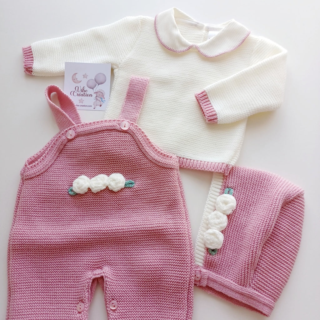 Ensemble salopette manches longues, pull et bonnet en maille pour bébé. Sarah Vieux Rose