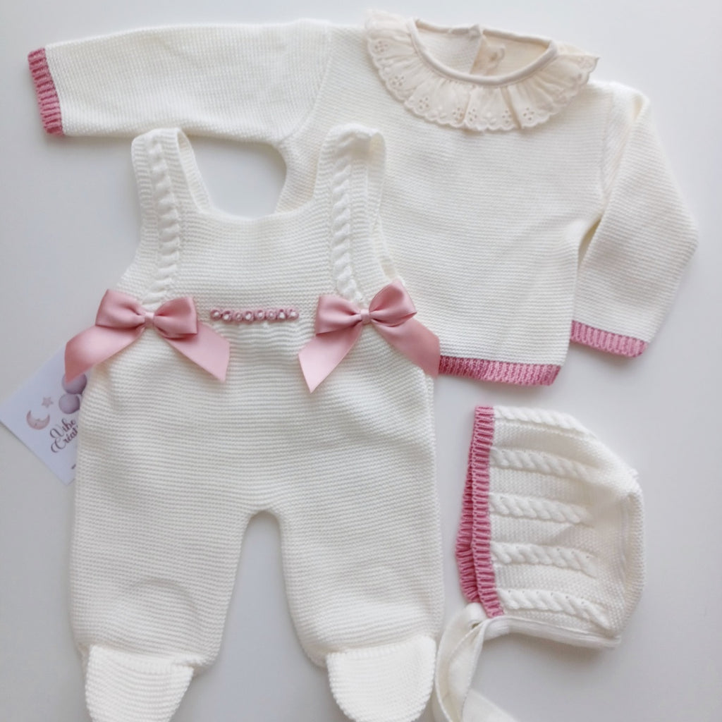 Ensemble salopette manches longues, pull et bonnet en maille pour bébé. Alma, ivoire.