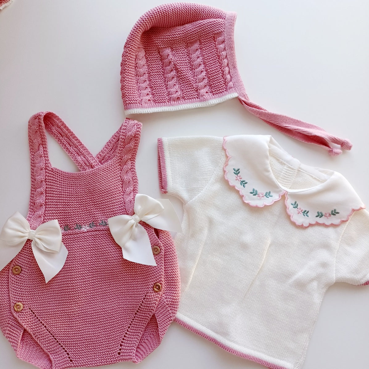 Ensemble Personnalisable salopette courte, pull et bonnet en maille pour bébé. Rose Vieux Rose-Ivoire