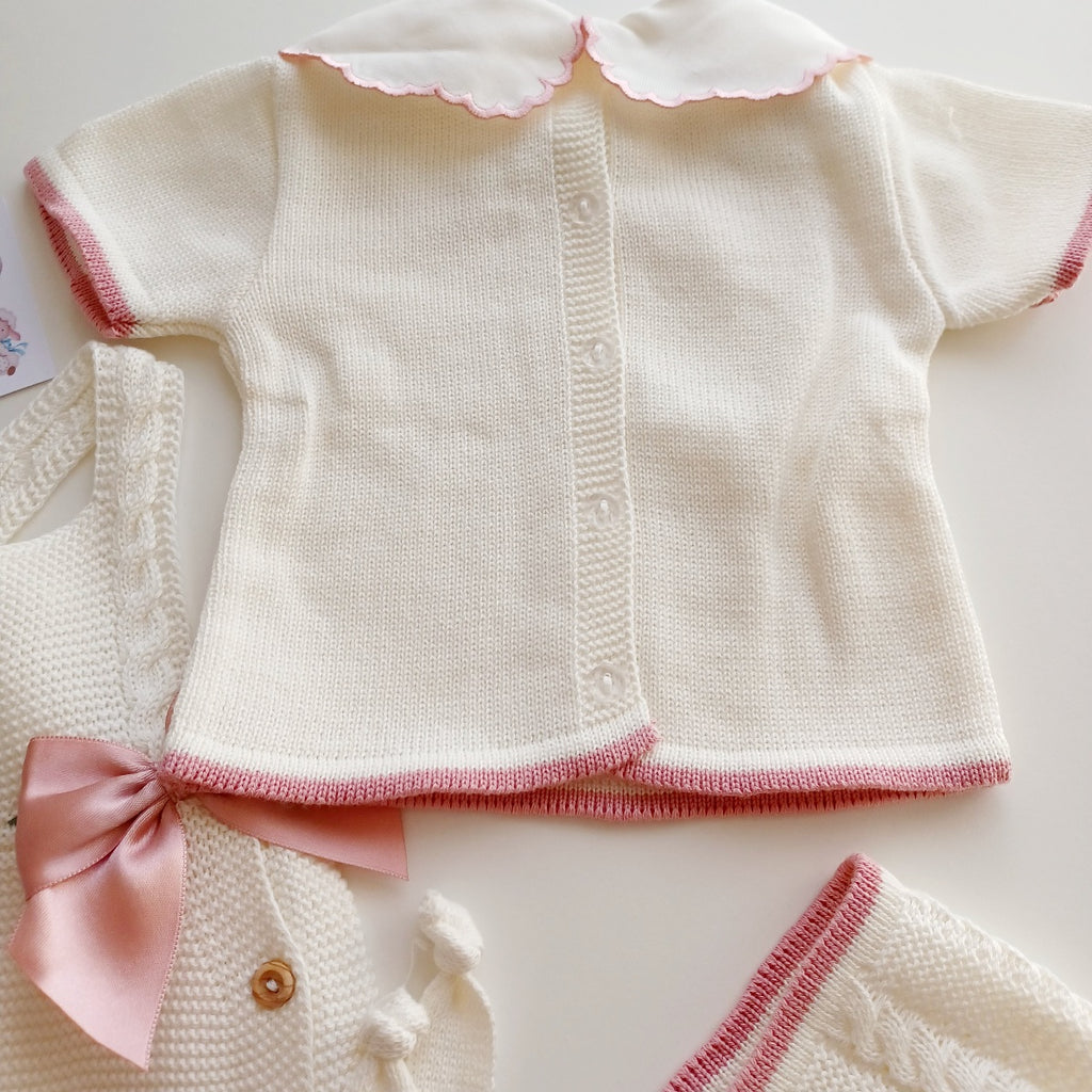 Ensemble Personnalisable salopette courte, pull et bonnet en maille pour bébé. Modèle Rose, Ivoire.