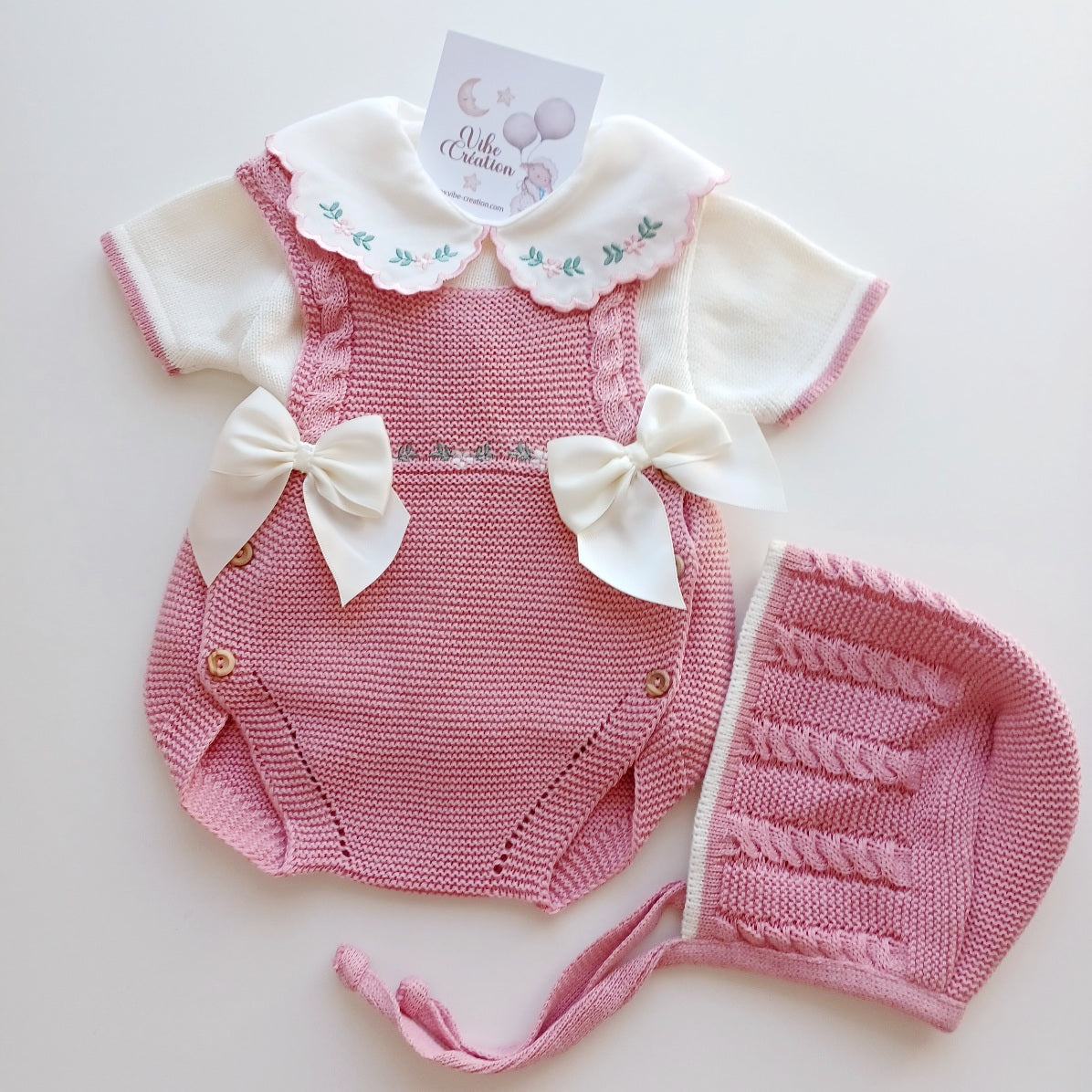 Ensemble Personnalisable salopette courte, pull et bonnet en maille pour bébé. Rose Vieux Rose-Ivoire