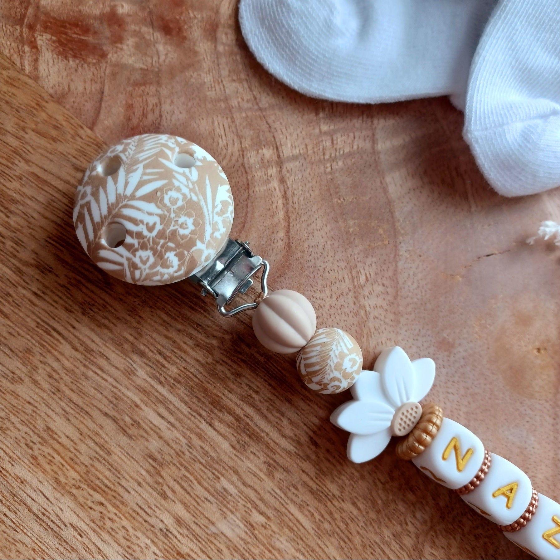 Attache tétine silicone perles imprimées, cadeau naissance, Lotus crème-blanc