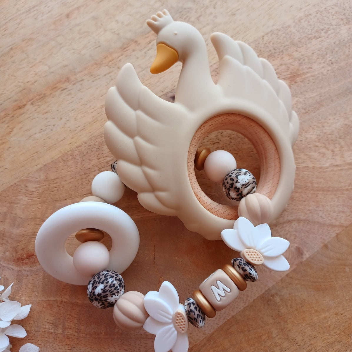 Attache Tétine Personnalisée Bébé – Fleur de Lotus et Perles Imprimés Félines | Cadeau Naissance. Mila