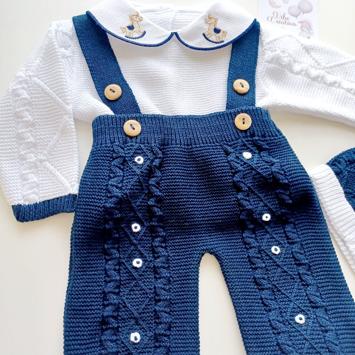 Ensemble Personnalisable salopette longue, pull et bonnet en maille pour bébé. Noah, Cheval bleu marine