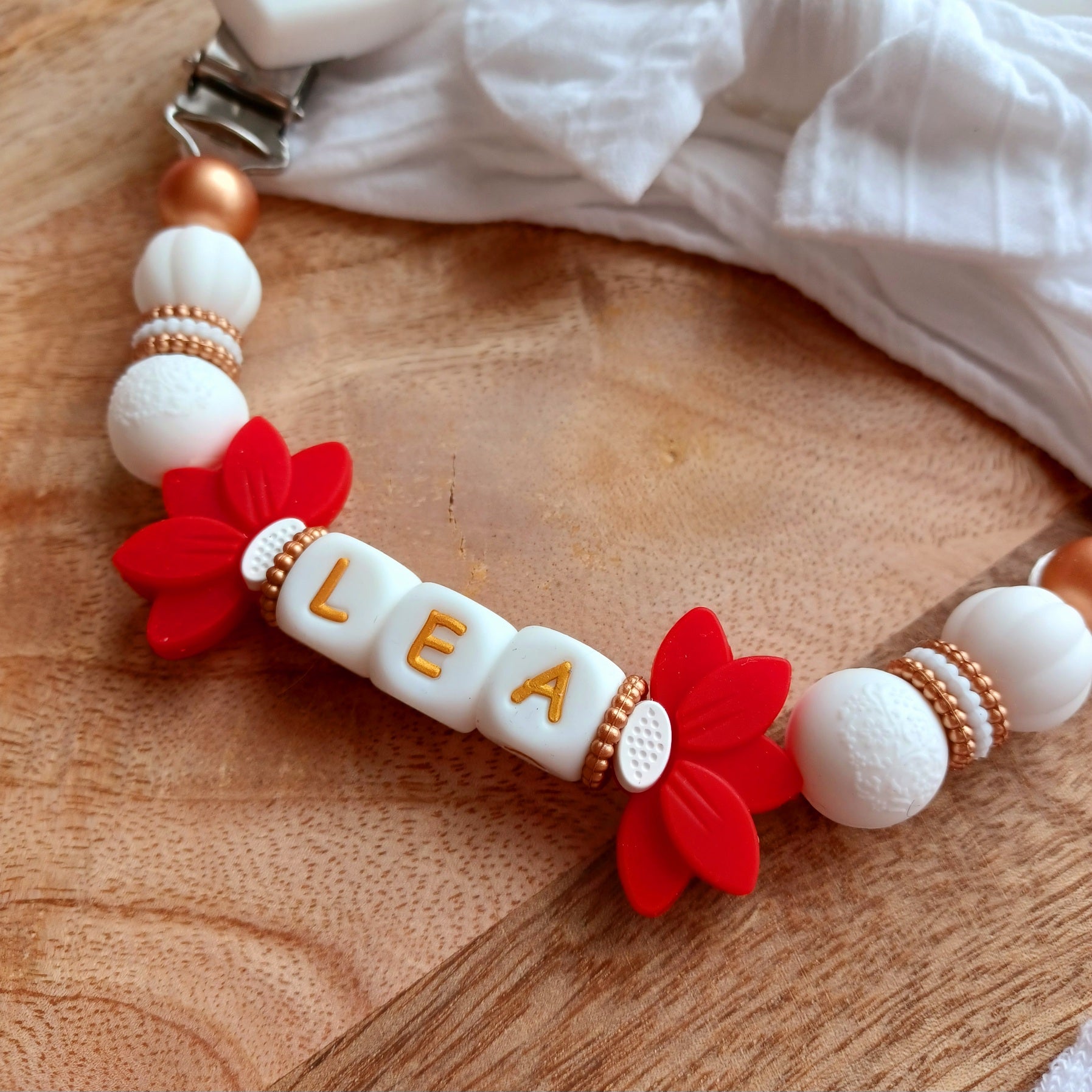 Attache tétine silicone, Fleur de lotus rouge, coeur blanc.