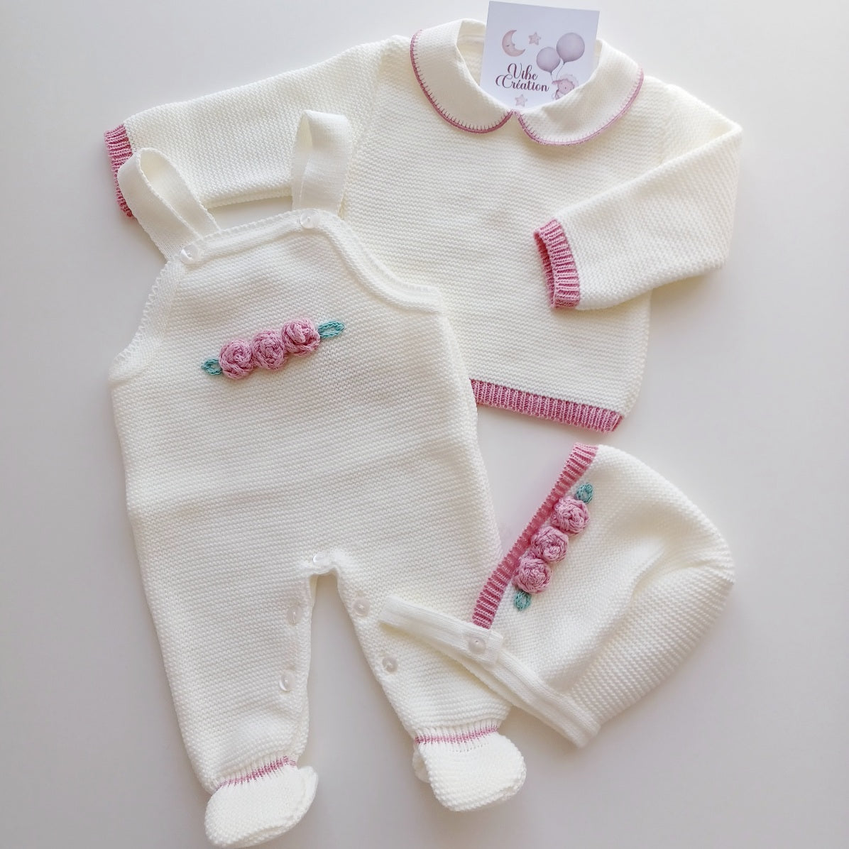 Ensemble Personnalisable salopette manches longues, pull et bonnet en maille pour bébé. Sarah Ivoire