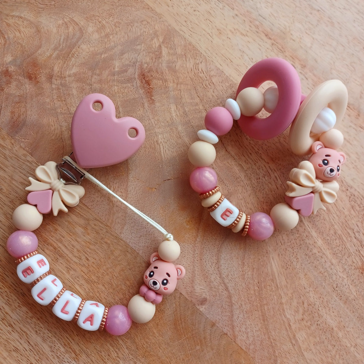 Attache-Tétine Personnalisée Prénom Bébé Rose avec Ourson en Silicone. Ella