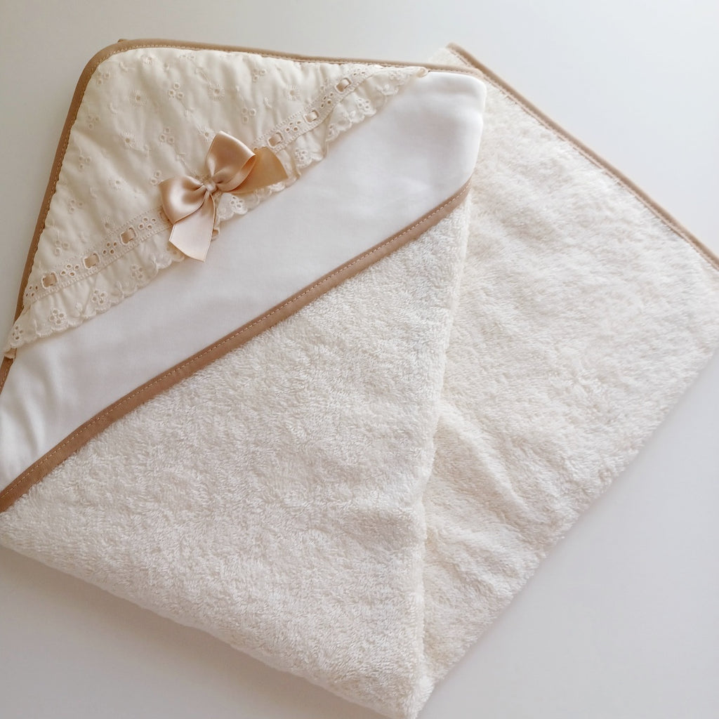 Cape de Bain Personnalisable avec le prénom du bébé. Modèle Emma