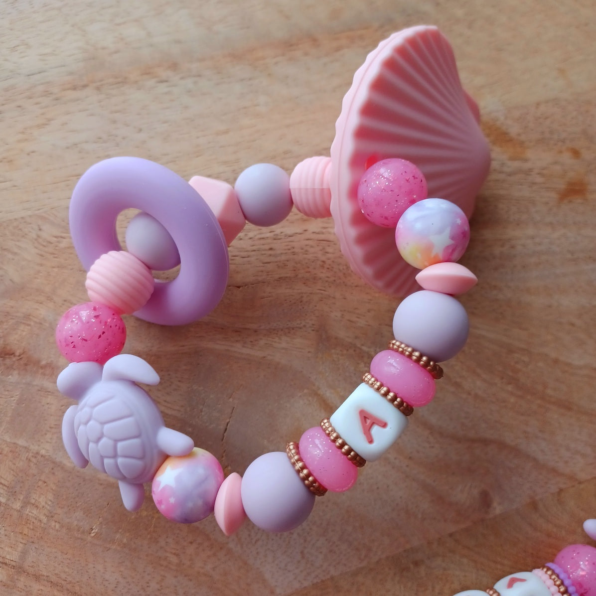 Attache Tétine & Anneau de Dentition en Silicone | Cadeau de Naissance. Coffret Bébé Personnalisé Coquillage Rose. Alba