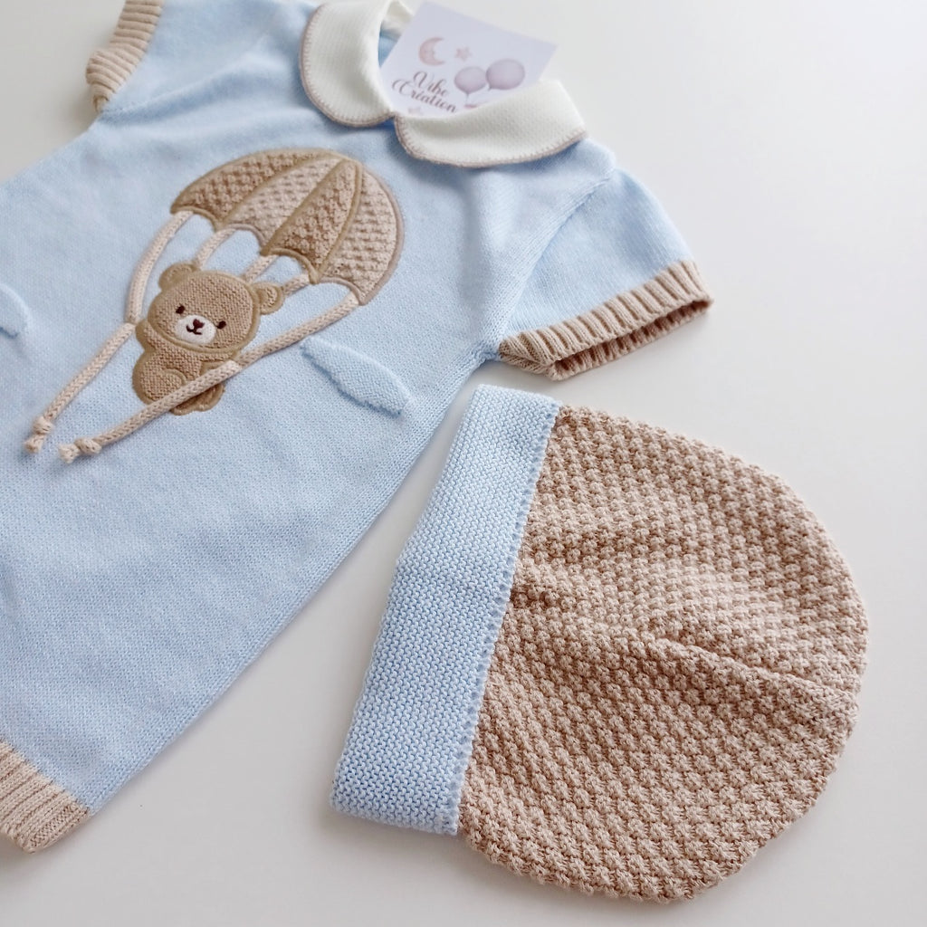 Ensemble Combinaison et bonnet en maille pour bébé. Ryan, bleu pastel et beige