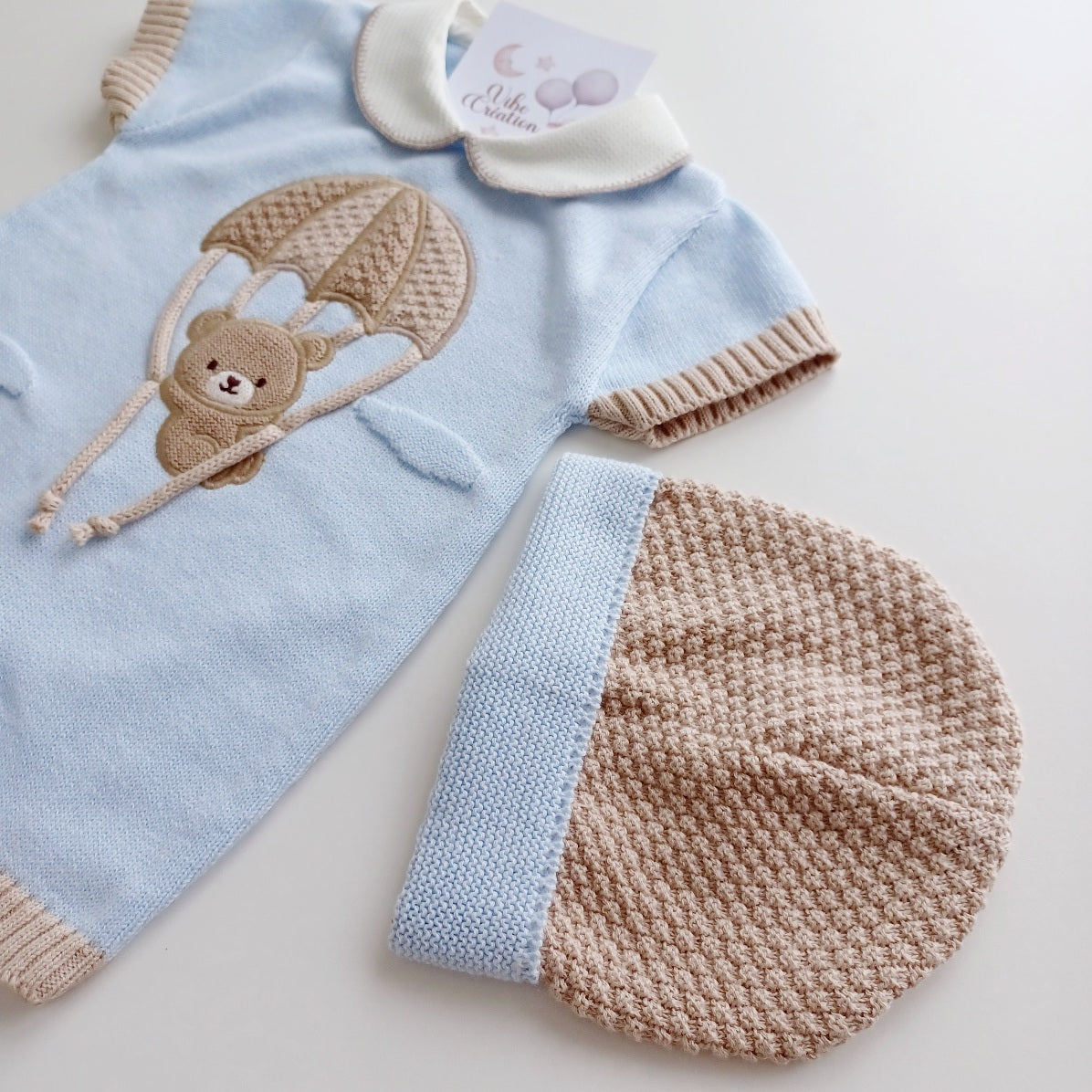 Ensemble Combinaison et bonnet en maille pour bébé. Ryan, bleu pastel et beige