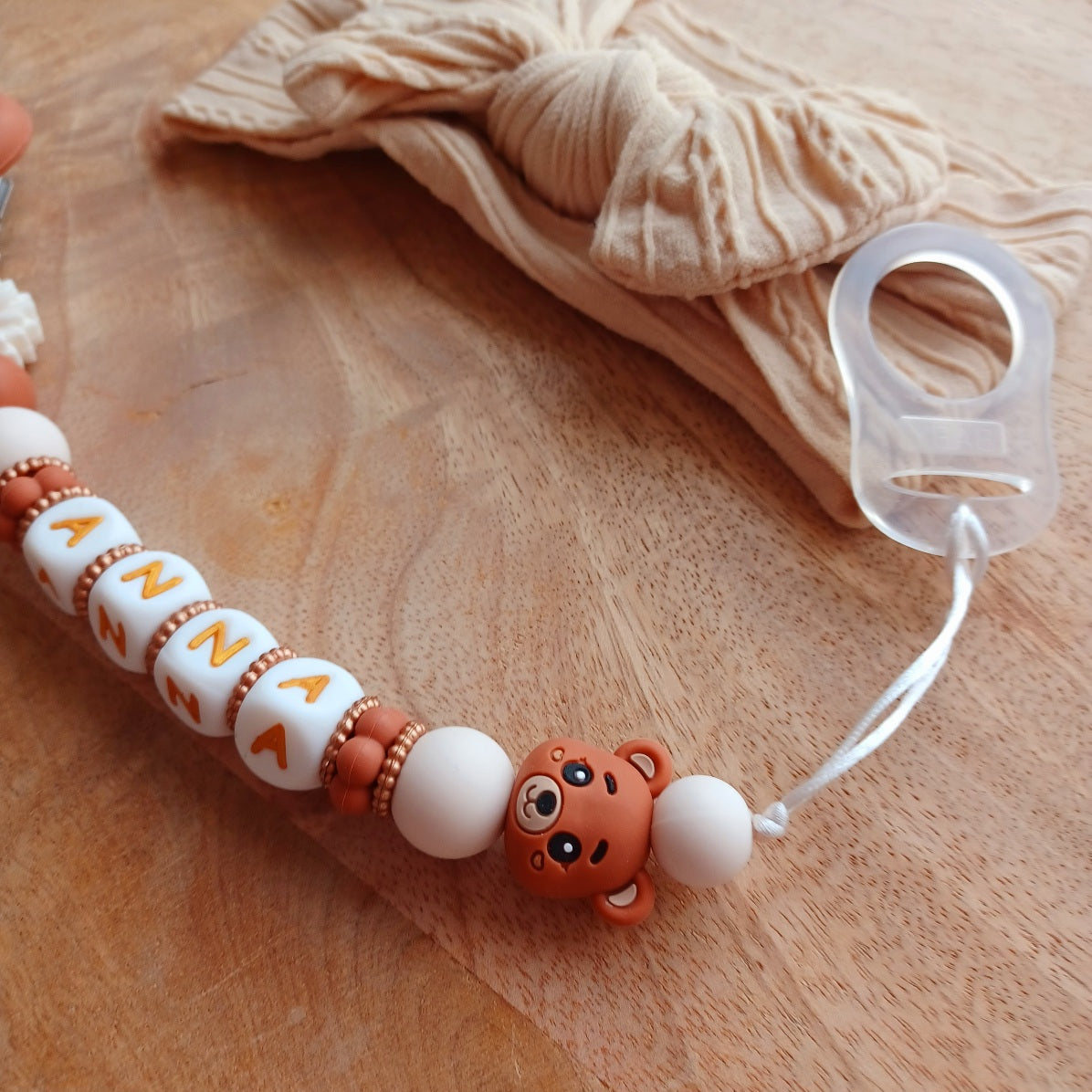 Attache-Tétine Personnalisée Prénom Bébé Terracota avec Ourson en Silicone. Anna