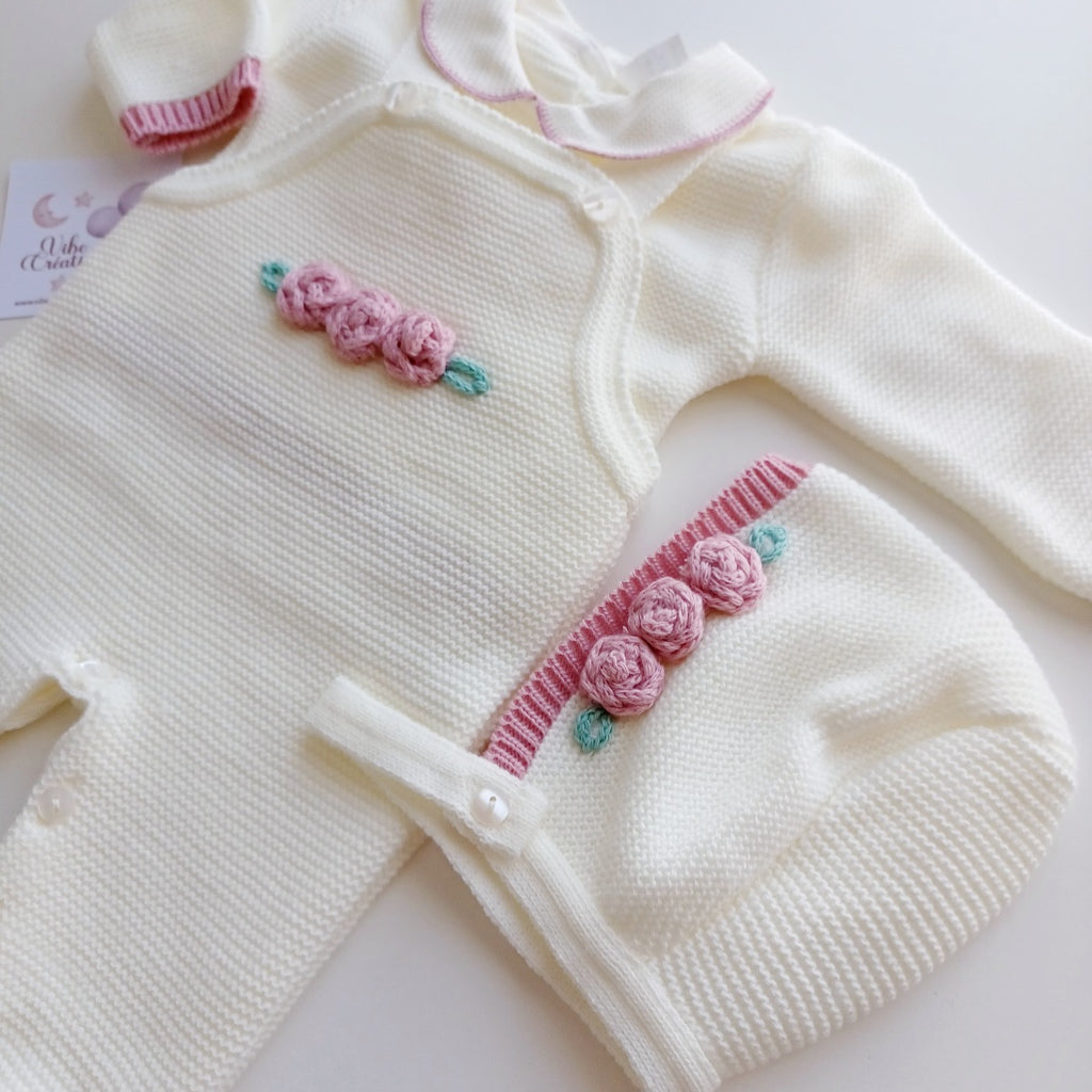 Ensemble Personnalisable salopette manches longues, pull et bonnet en maille pour bébé. Sarah Ivoire