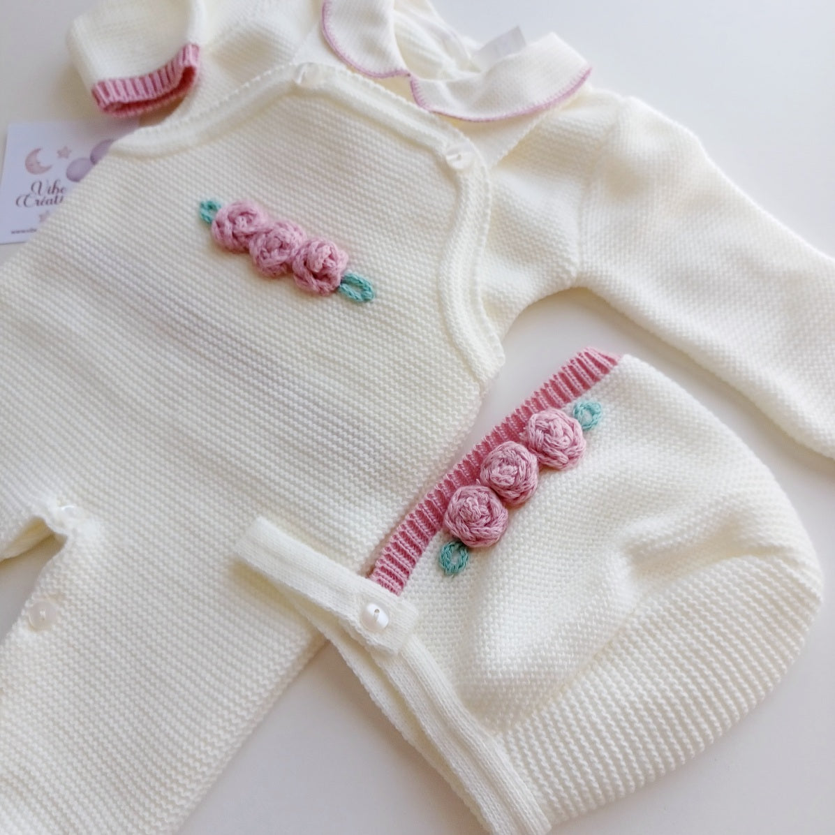 Ensemble Personnalisable salopette manches longues, pull et bonnet en maille pour bébé. Sarah Ivoire
