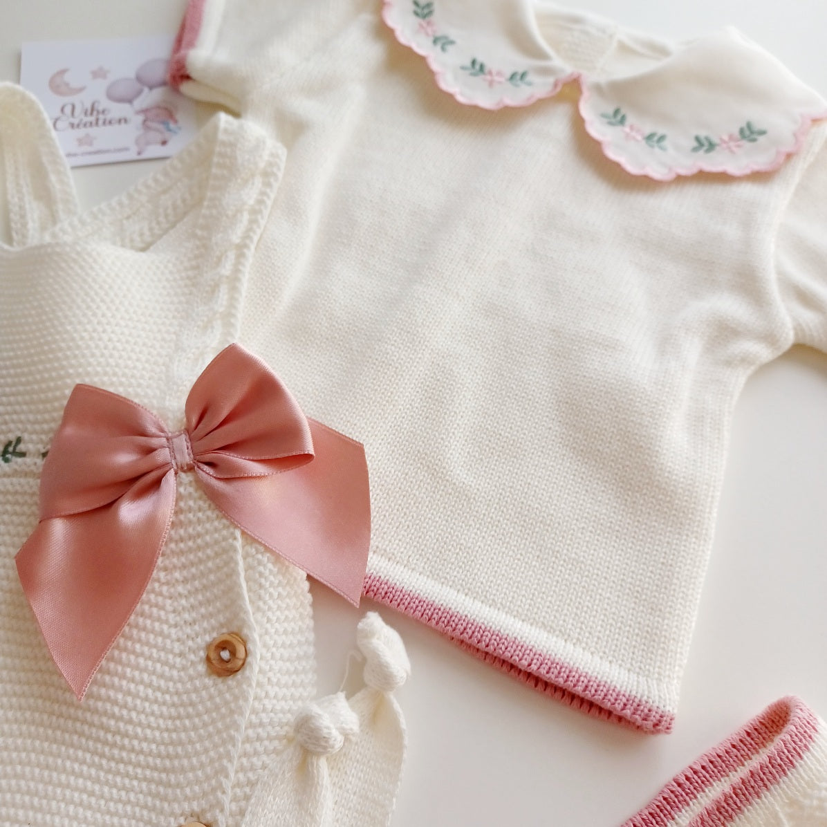 Ensemble Personnalisable salopette courte, pull et bonnet en maille pour bébé. Modèle Rose, Ivoire.