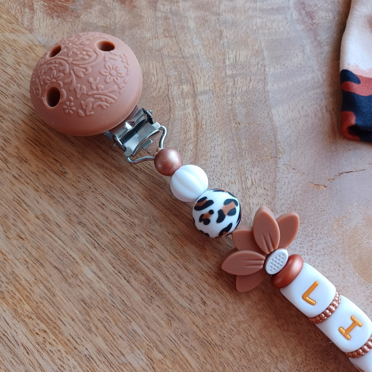 Attache tétine silicone personnalisable, perles imprimées léopard, cadeau naissance. Lilu
