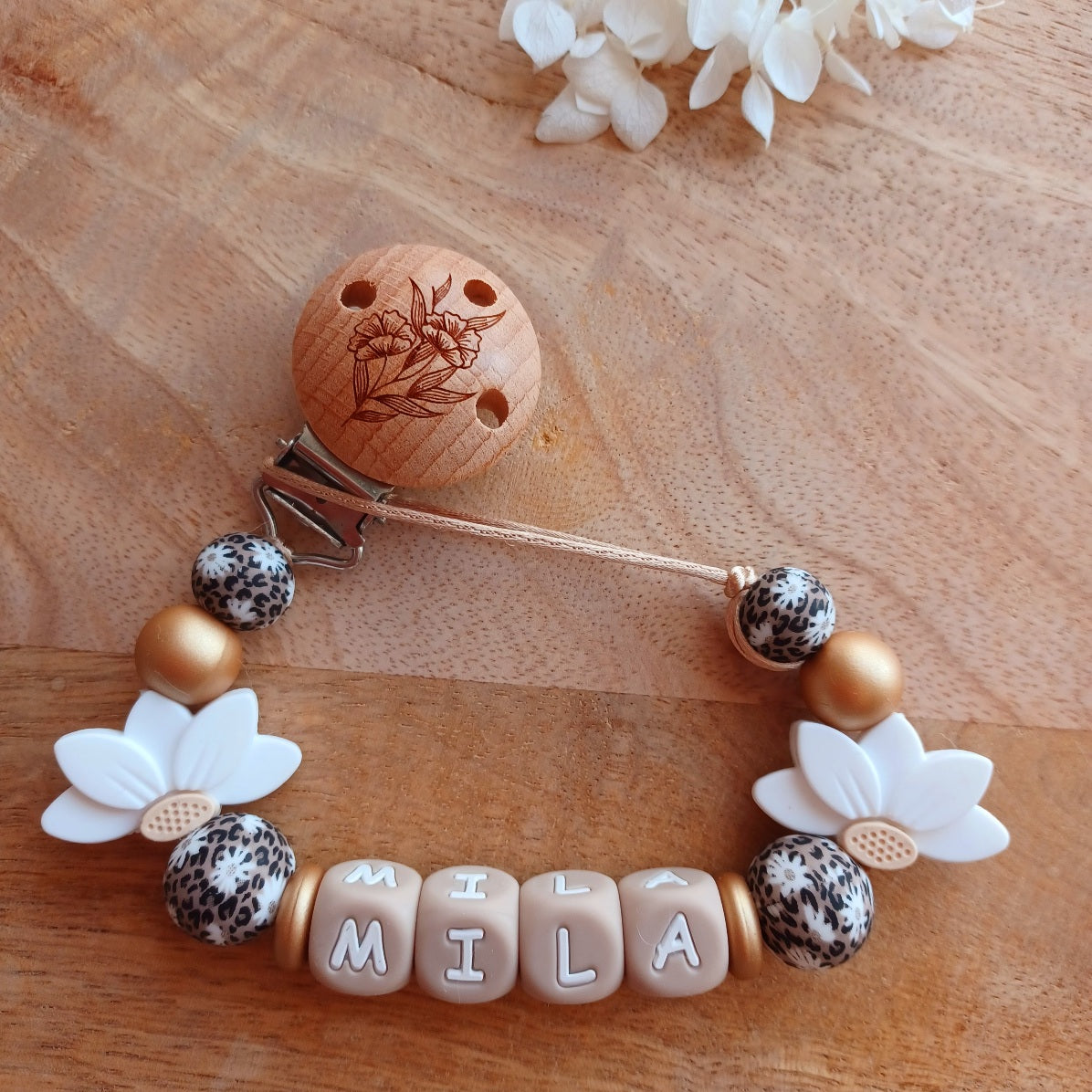 Attache Tétine Personnalisée Bébé – Fleur de Lotus et Perles Imprimés Félines | Cadeau Naissance. Mila